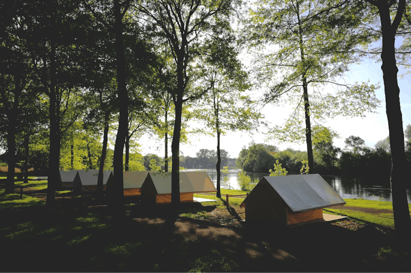Camping Les Portes de la Loire  -  Mobilheime vom Campingplatz mit Blick auf den Fluss