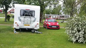 Camping Les Portes de l'Alsace - Wohnmobilstellplätze und Wohnwagenstellplätze zwischen Bäumen