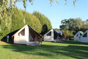 Camping Seasonova Les Portes de l'Alsace Camping Les Portes de l'Alsace - Miet-Zelte mit kleiner überdachter Sitzecke