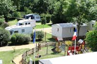 Camping Les Portes de l'Anjou - Blick auf den  Wohnwagenstellplatz, Mobilheime und den Spielplatz vom Campingplatz