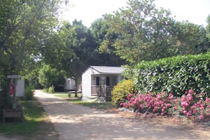 Camping Les Portes de l'Anjou - Mobilheim auf dem Campingplatzgelände