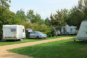 Camping Les Portes de l'Anjou - Wohnmobilstellplatz vom Campingplatz zwischen Bäumen