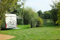 Camping Les Portes de l'Anjou - Wohnwagenstellplatz vom Campingplatz im Grünen mit Blick auf den Fluss