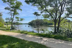 Flower Camping Les Portes de Sancerre - Blick auf den Fluss am Campingplatz