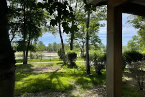 Flower Camping Les Portes de Sancerre - Blick auf die Stellplätze im Grünen
