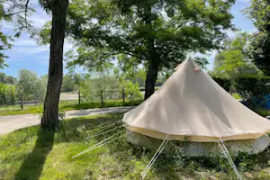 Flower Camping Les Portes de Sancerre - Glamping-Zelt auf der Wiese