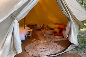 Flower Camping Les Portes de Sancerre - Innenansicht eines Glamping-Zeltes