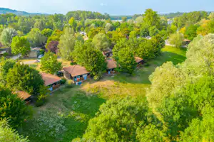 Capfun Camping Les Portes du Beaujolais - Luftaufnahme der Mobilheime im Grünen