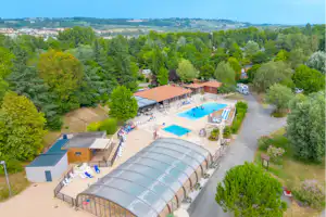 Capfun Camping Les Portes du Beaujolais - Luftaufnahme des Freibades auf dem Campingplatz