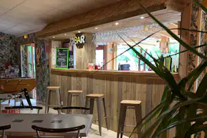 Camping les Poutiroux - Innenansicht Bar auf dem Campingplatz