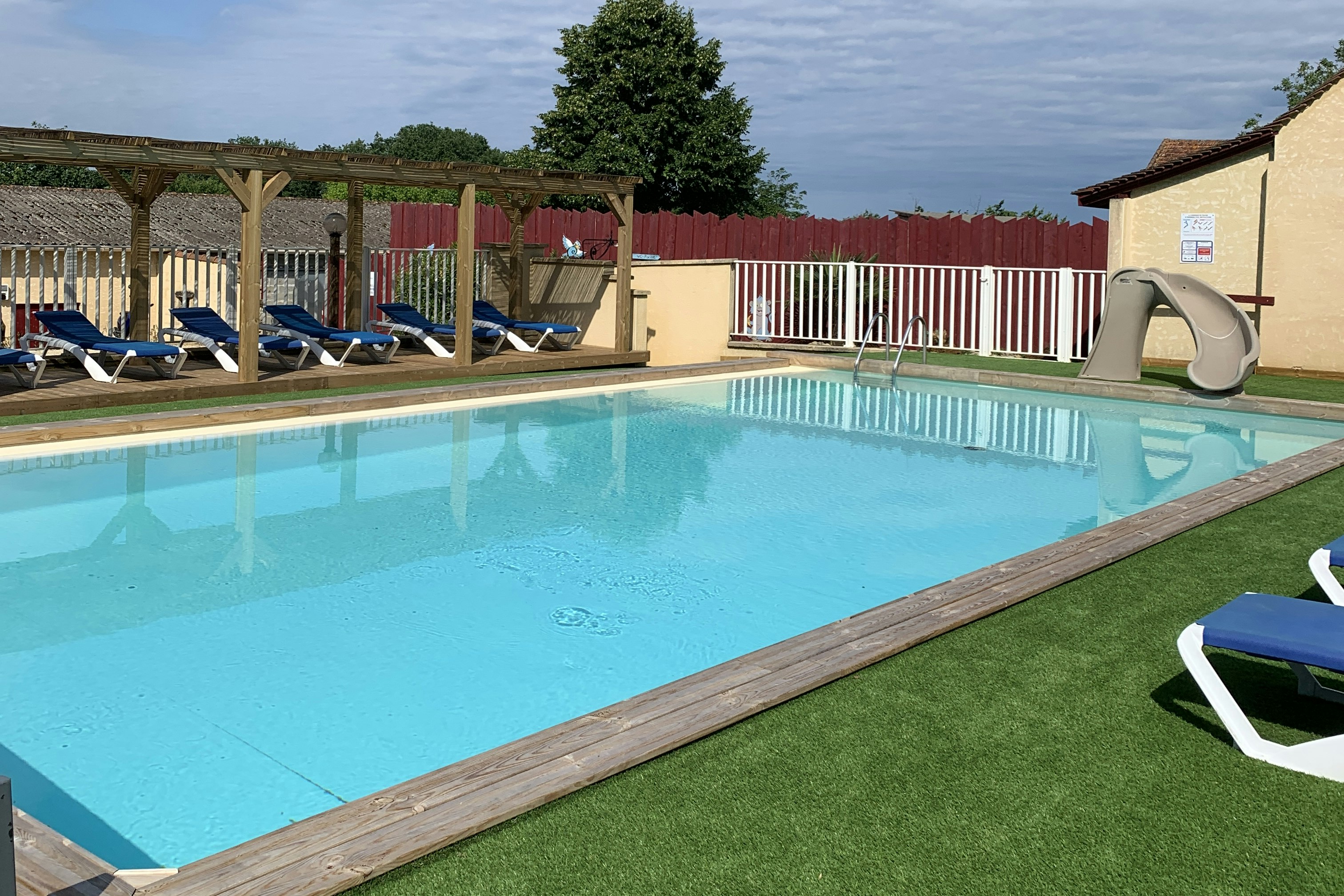 Camping les Poutiroux - Pool auf dem Campingplatz
