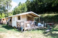 Camping Les Prades  -  Mobilheim mit Terrasse auf dem Campingplatz
