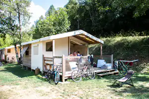 Camping Les Prades - Mobilheim mit Terrasse auf dem Campingplatz