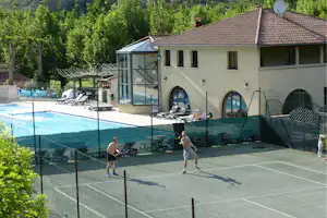 Camping Les Prades - Sportbereich und Pool auf dem Campingplatz