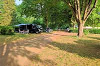 Camping Les Premiers Prés - Stellplätze im Schatten der Bäume