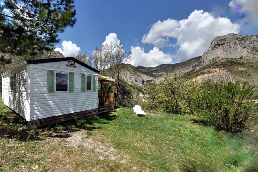 Camping Les Princes d'Orange  - Mobilheim mit Veranda mit Blick auf die Berge