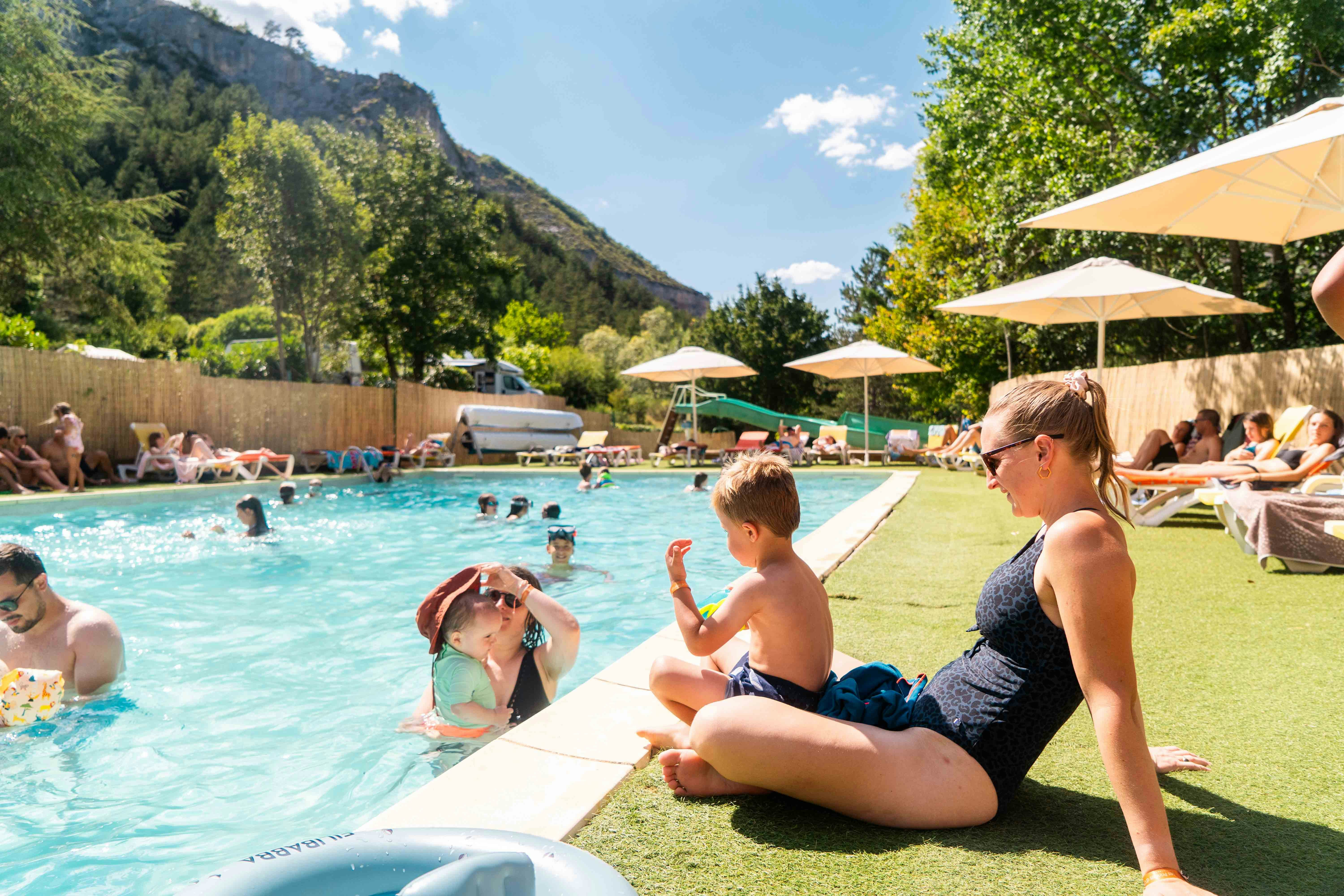 Camping Les Princes d´Orange  - Pool im Freien mit Liegestühlen und Sonnenschirmen