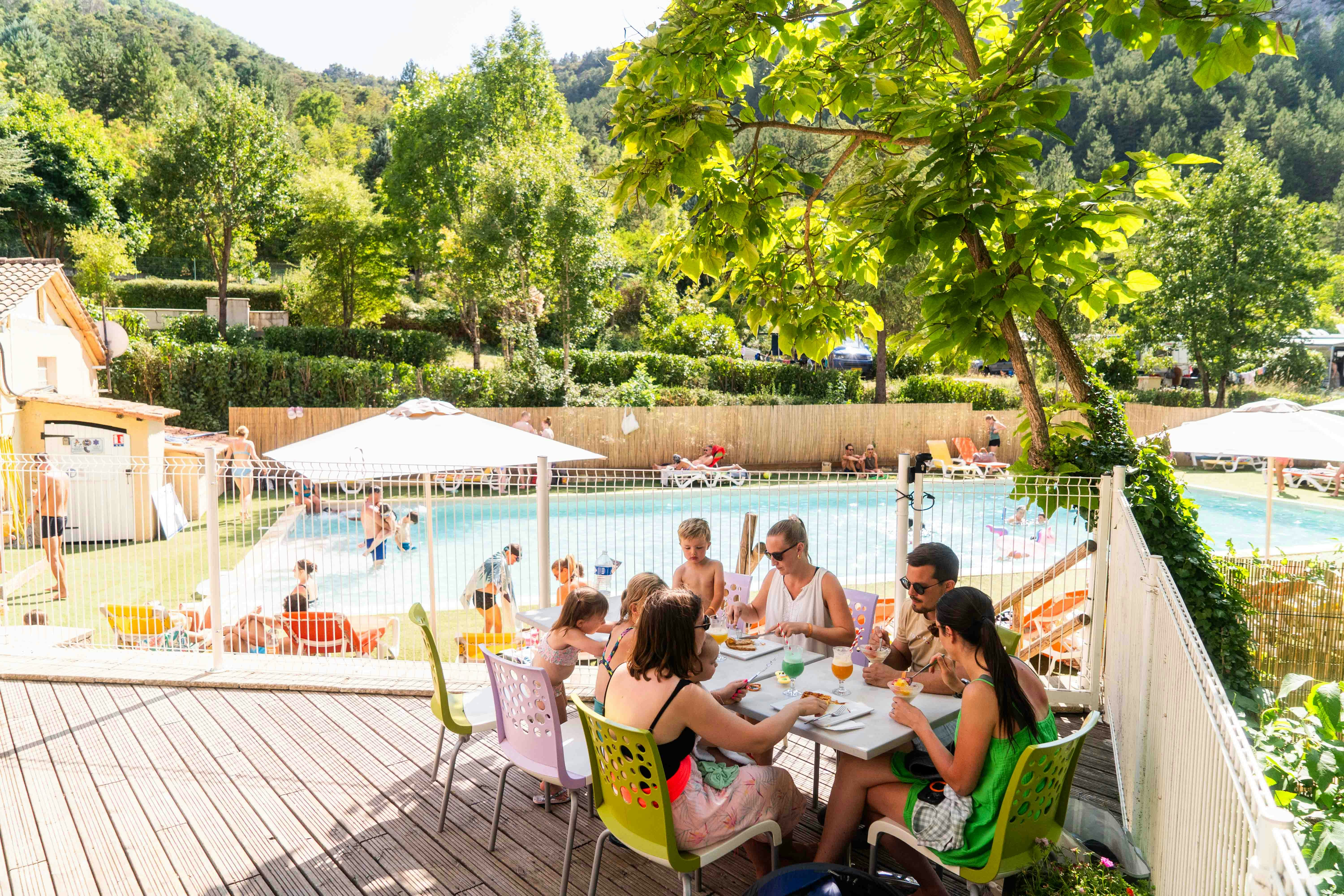 Camping Les Princes d´Orange  - Restaurant mit Terrasse auf dem Campingplatz