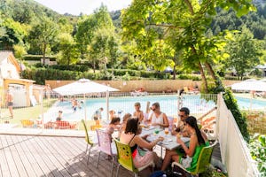 Camping Les Princes d´Orange - Restaurant mit Terrasse auf dem Campingplatz