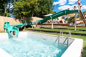 Camping Les Princes d´Orange - Rutschen im Wasserpark des Campingplatzes