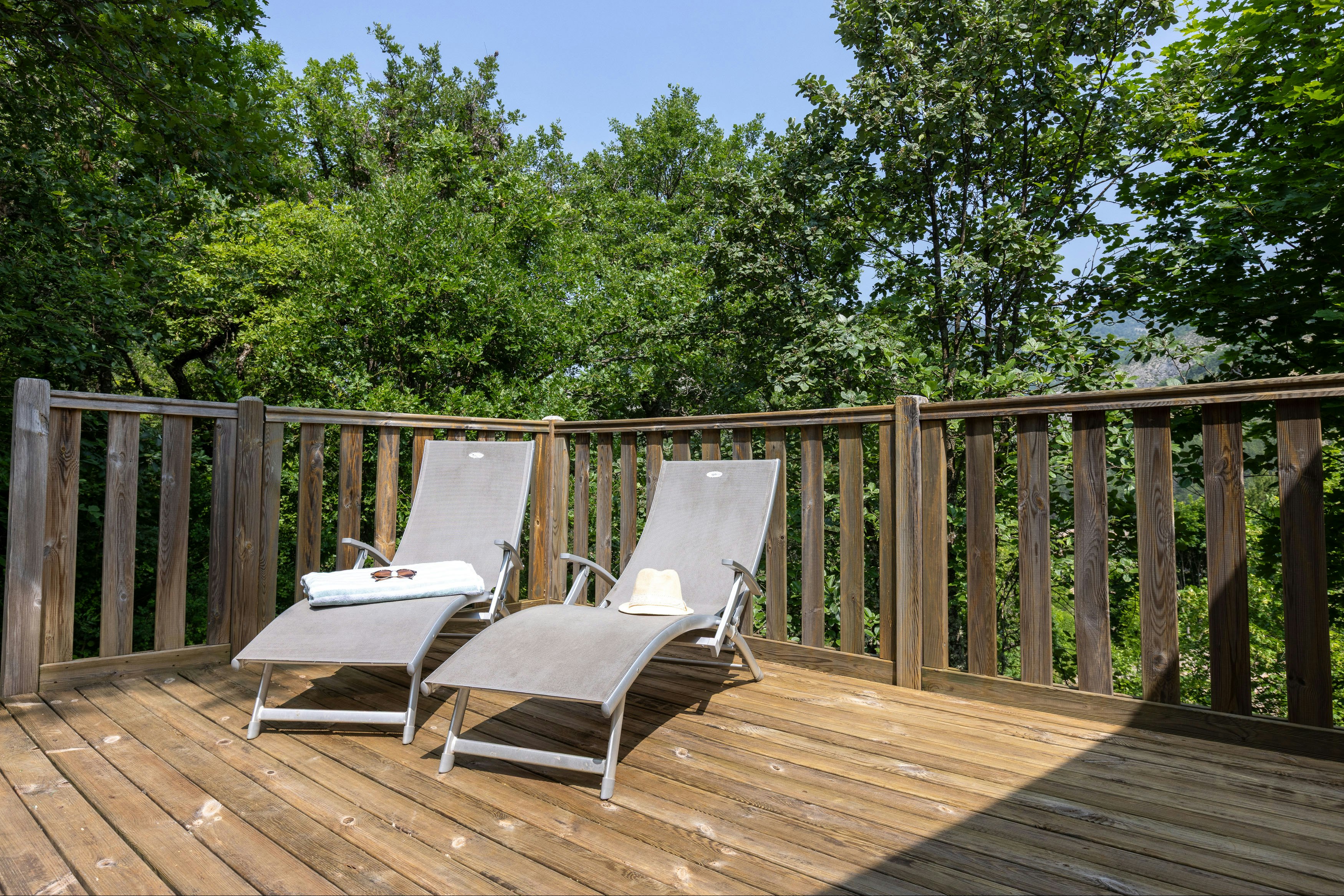 Camping Les Princes d´Orange - Terrasse eines Mobiheims