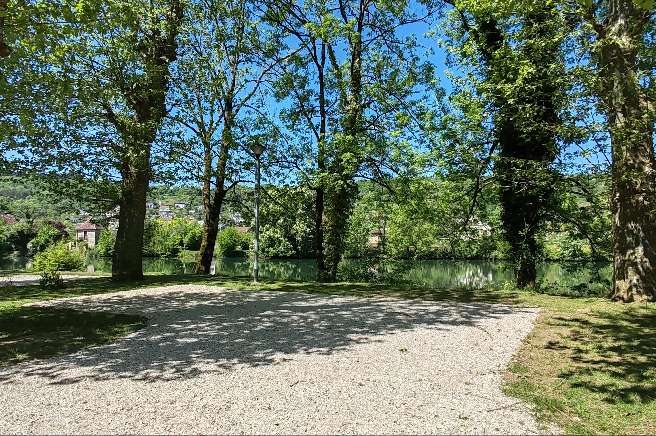 Camping les Promenades - Standplätze zwischen den Bäumen auf dem Campingplatz