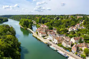 Camping Les Prés - Dorf in der Umgebung des Campingplatzes aus der Vogelperspektive