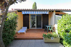 Camping Les Pruniers - Mobilheim mit Terrasse auf dem Campingplatz