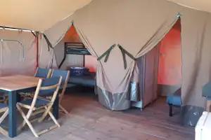 les ptites maisons dans la prairie - Innenansicht eines Glamping-Zeltes