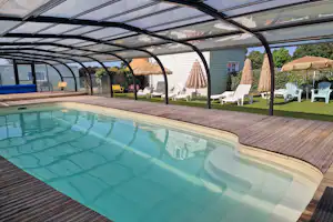 les ptites maisons dans la prairie - Überdachter und beheizter Pool auf dem Campingplatz