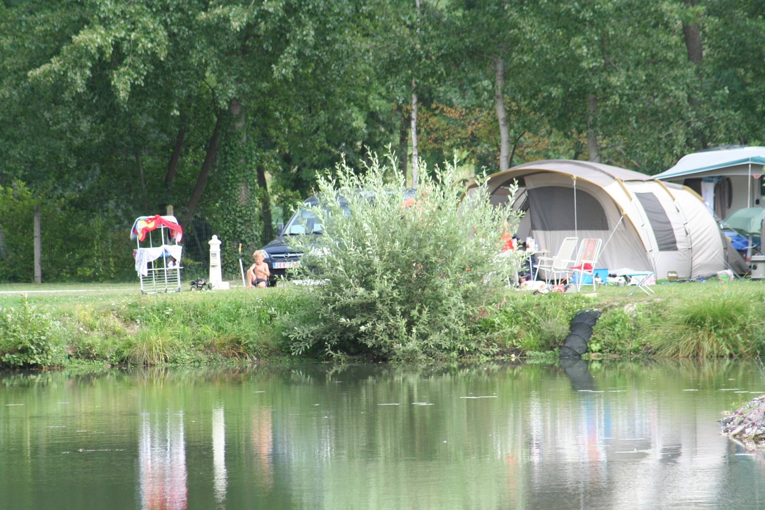 Camping Les Puits Tournants - Zeltplätze am Ufer des Sees