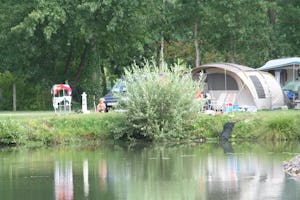 Camping Les Puits Tournants - Zeltplätze am Ufer des Sees