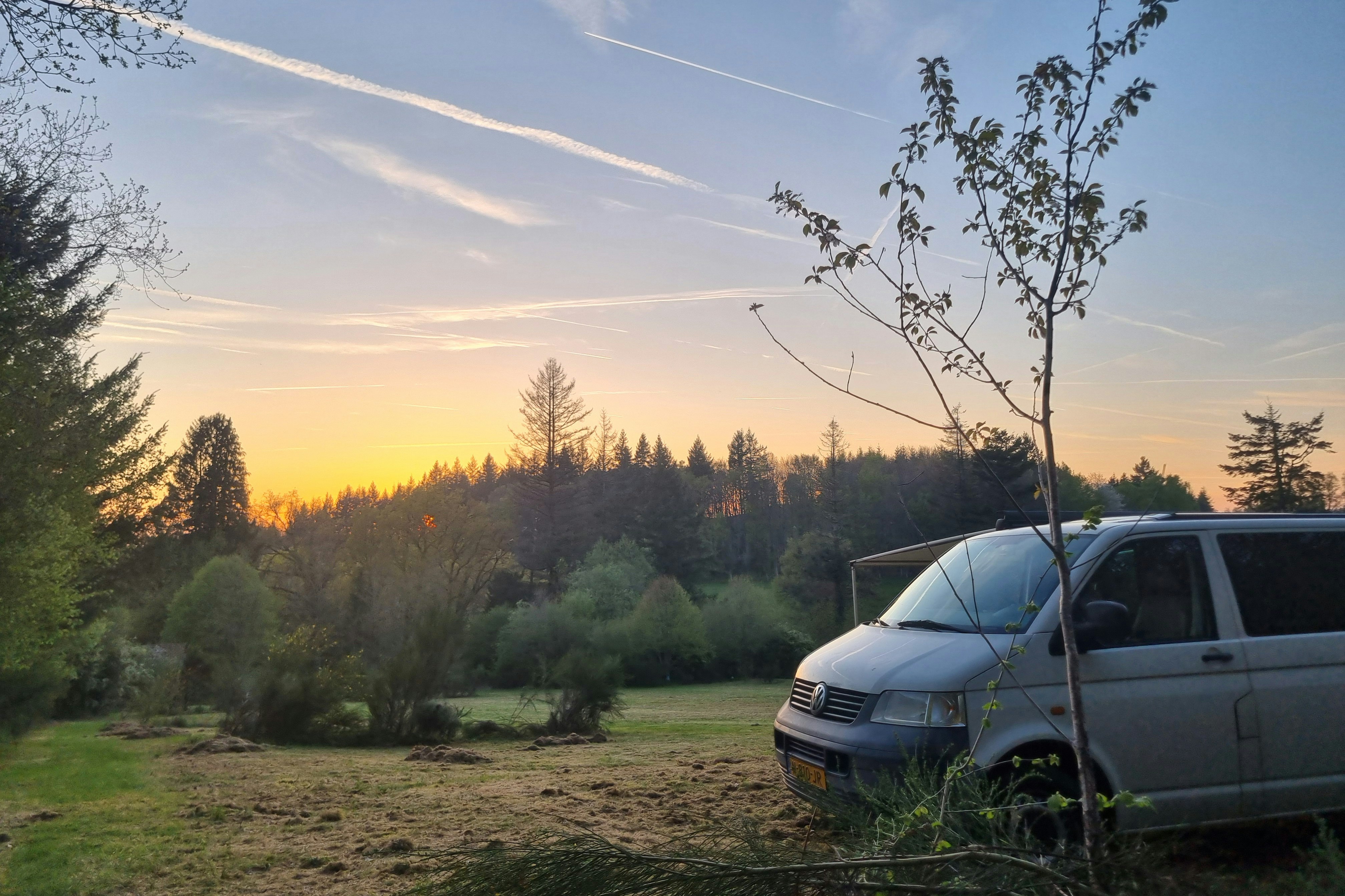 Camping Les Quatre Saisons - Blick auf die Standplätze bei Sonnenuntergang
