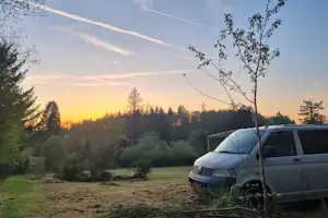 Camping Les Quatre Saisons - Blick auf die Standplätze bei Sonnenuntergang