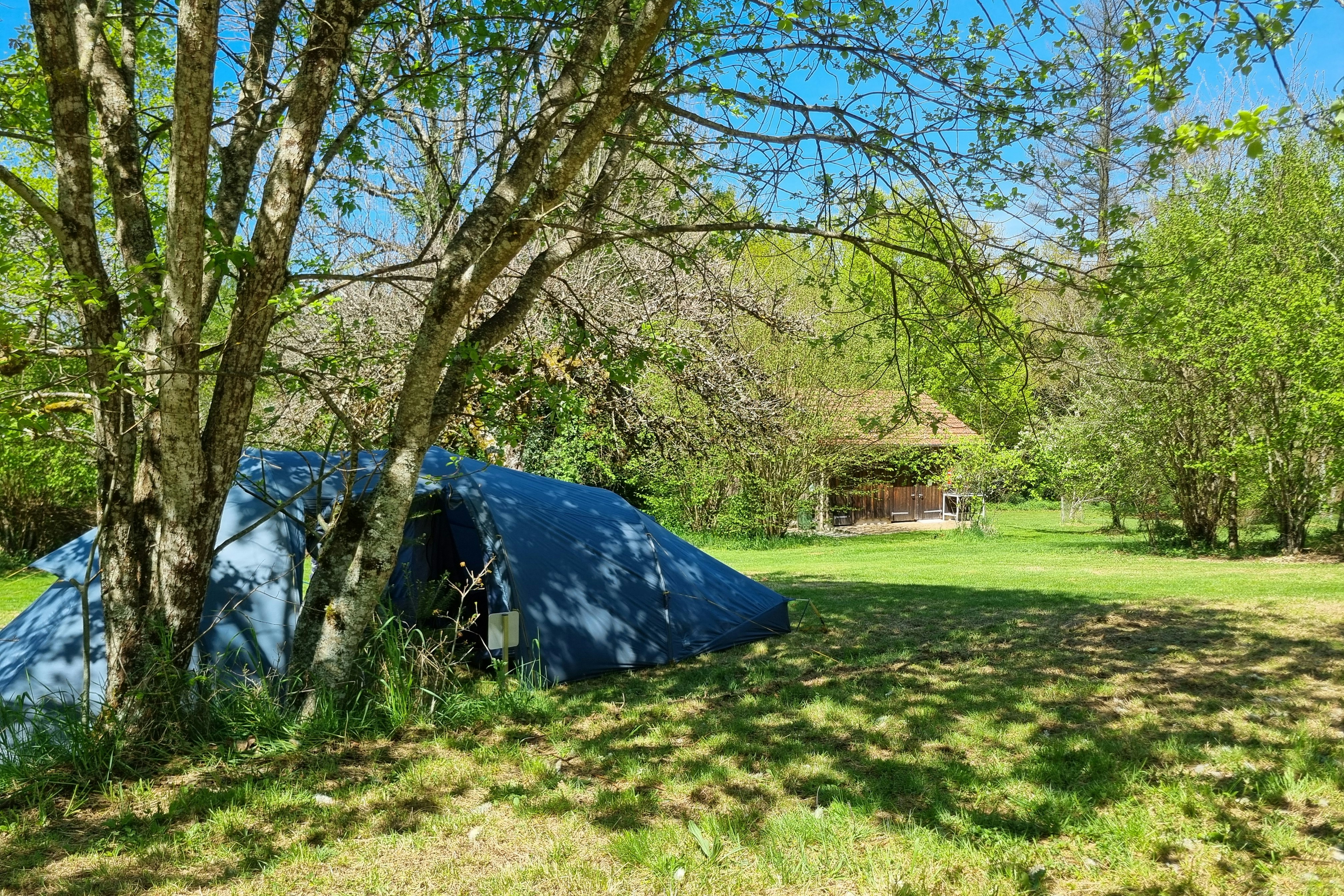Camping Les Quatre Saisons - Zeltwiese auf dem Campingplatz
