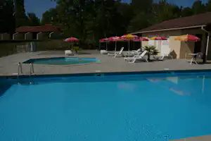 Camping Les Reflets du Lac - Poolbereich vom Campingplatz mit Planschbecken Liegestühlen und Sonnenschirmen
