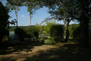 Camping Les Reflets du Lac - Schattiger Zeltplatz im Grünen mit Blick auf den See auf dem Campingplatz
