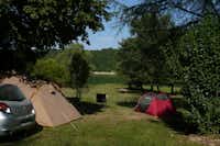 Camping Les Reflets du Lac - Zeltplatz im Schatten der Bäume mit Blick auf den See auf dem Campingplatz