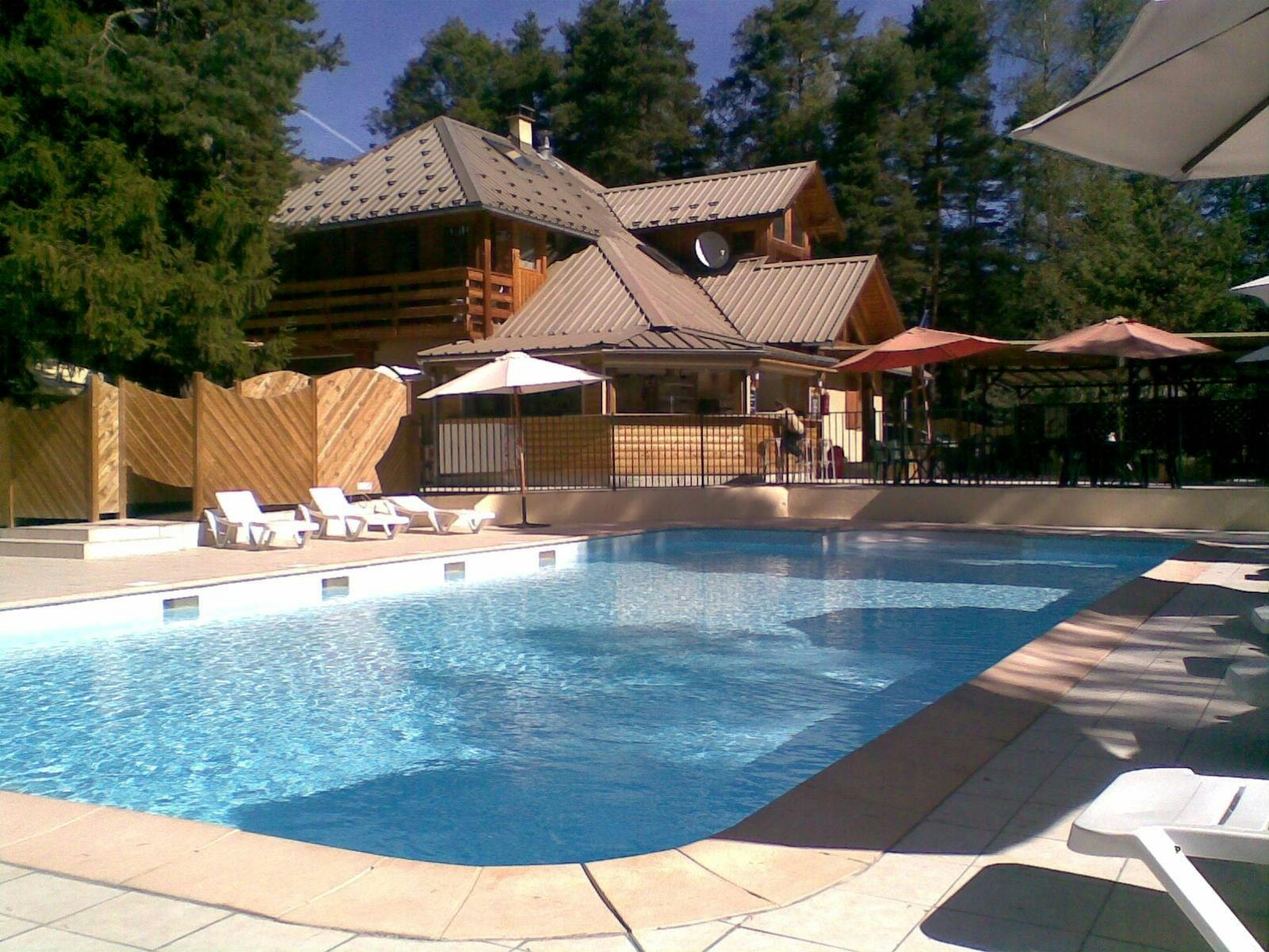 Camping Paradis Les Relarguiers  Camping Les Relarguiers  - Pool im Freien mit Liegestühlen und Sonnenschirmen