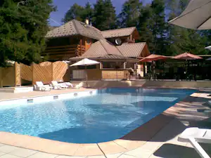 Camping Paradis Les Relarguiers Camping Les Relarguiers - Pool im Freien mit Liegestühlen und Sonnenschirmen