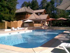 Camping Paradis Les Relarguiers Camping Les Relarguiers - Pool im Freien mit Liegestühlen und Sonnenschirmen