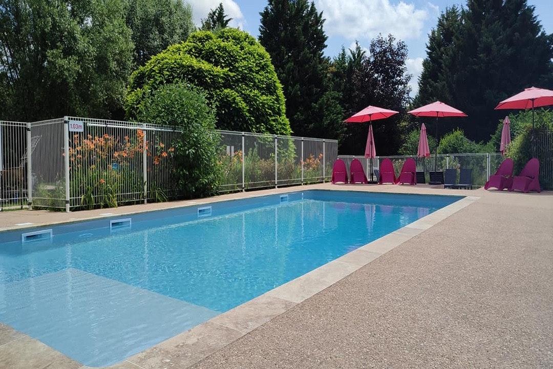 Camping Les Ripettes  - Pool im Freien mit Liegestühlen und Sonnenschirmen