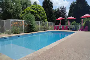 Camping Les Ripettes - Pool im Freien mit Liegestühlen und Sonnenschirmen
