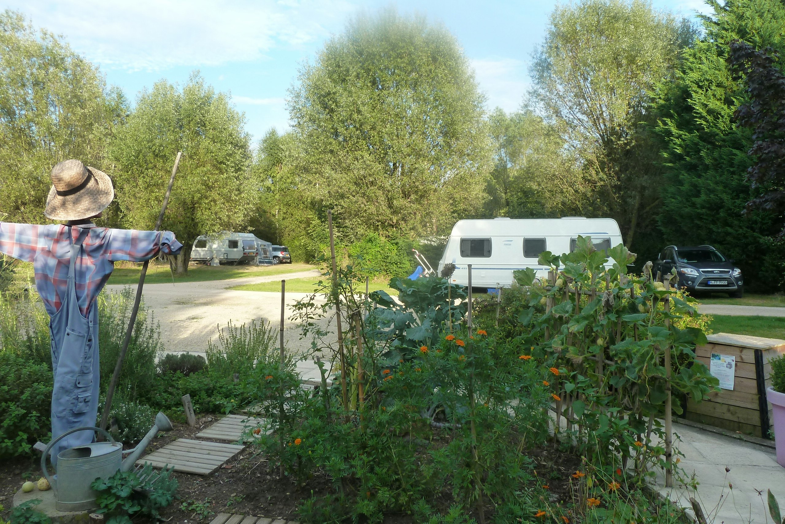 Camping Les Ripettes - Vogelscheuche und Gemüsebeete auf dem Wohnwagen- und Zeltstellplatz vom Campingplatz