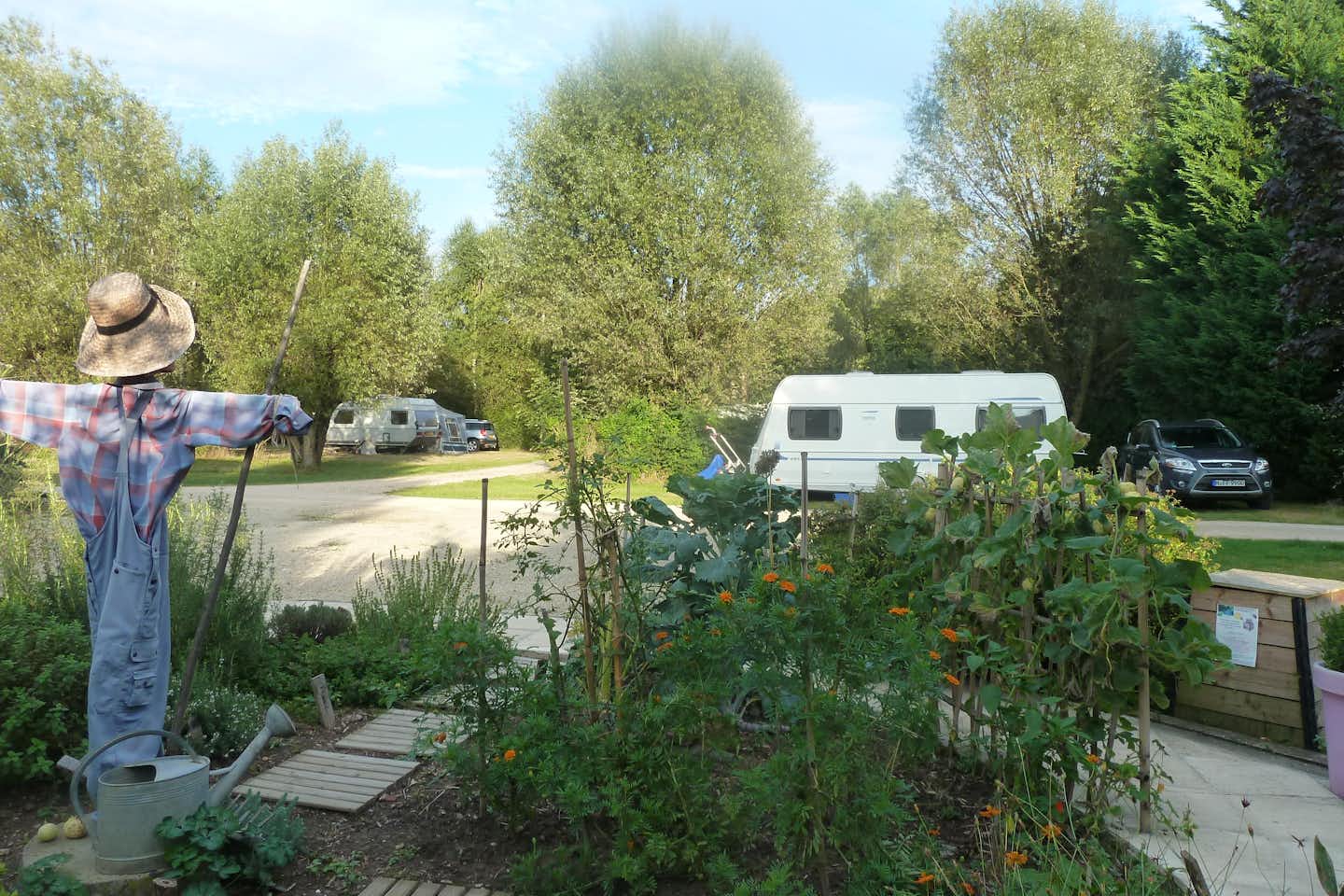 Camping Les Ripettes - Vogelscheuche und Gemüsebeete auf dem Wohnwagen- und Zeltstellplatz vom Campingplatz