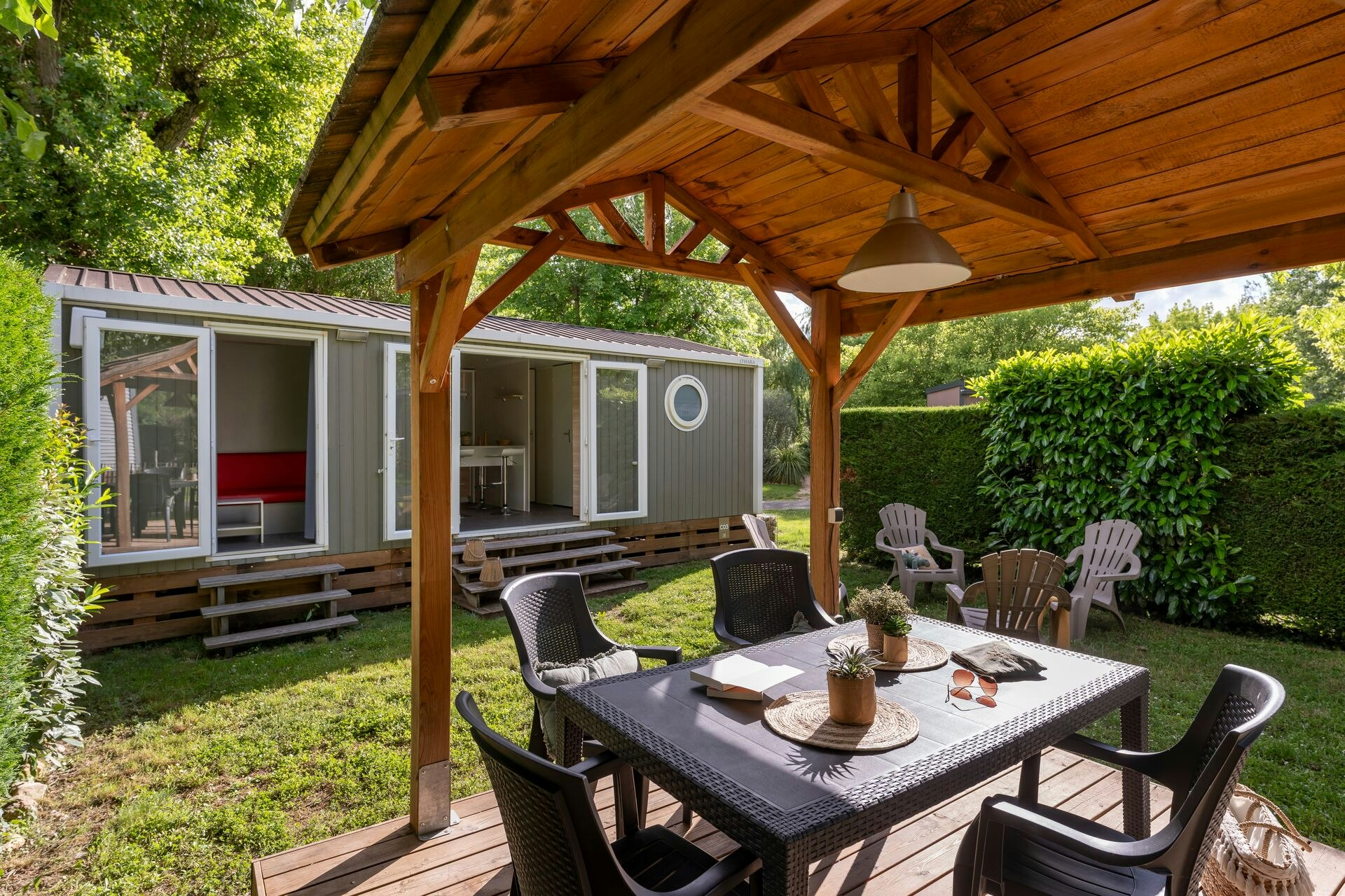 Camping Les Rivages - Außenansicht eines Mobilheims mit Terrasse