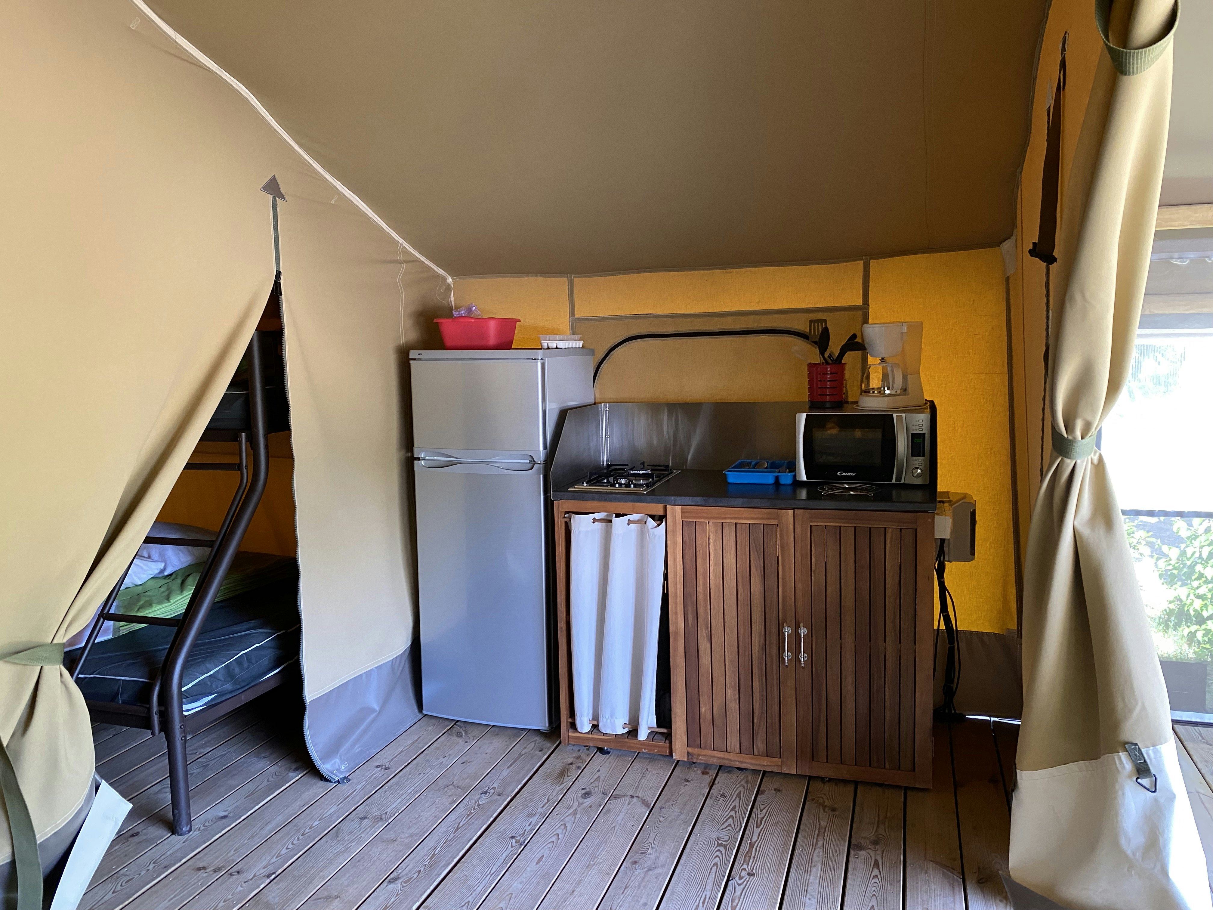 Camping Les Rives de Grand Lieu  - Innenansicht eines Glamping-Zeltes mit Küche