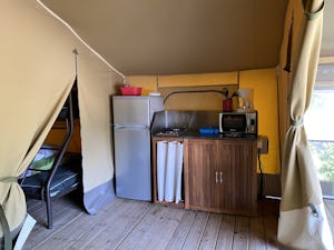 Camping Les Rives de Grand Lieu - Innenansicht eines Glamping-Zeltes mit Küche