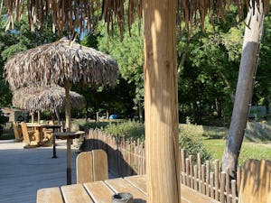 Camping Les Rives de Grand Lieu - Restaurant mit Terrasse auf dem Campingplatz