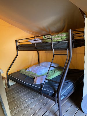 Camping Les Rives de Grand Lieu - Etagenbett in einem Glamping-Zelt